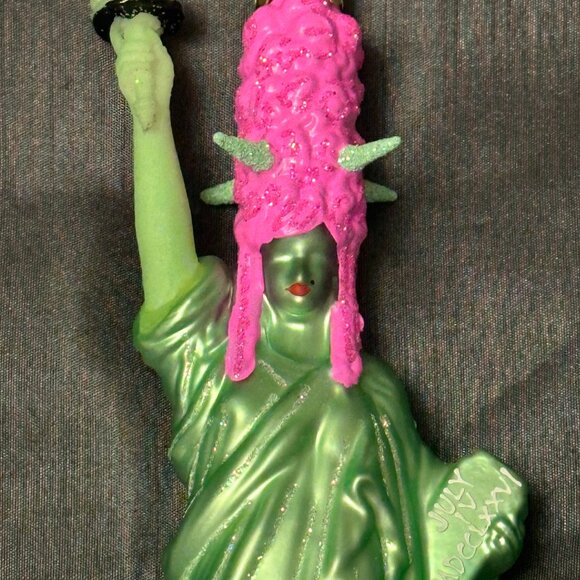 Glam Statue of Liberty ornament - Picture 2 of 6